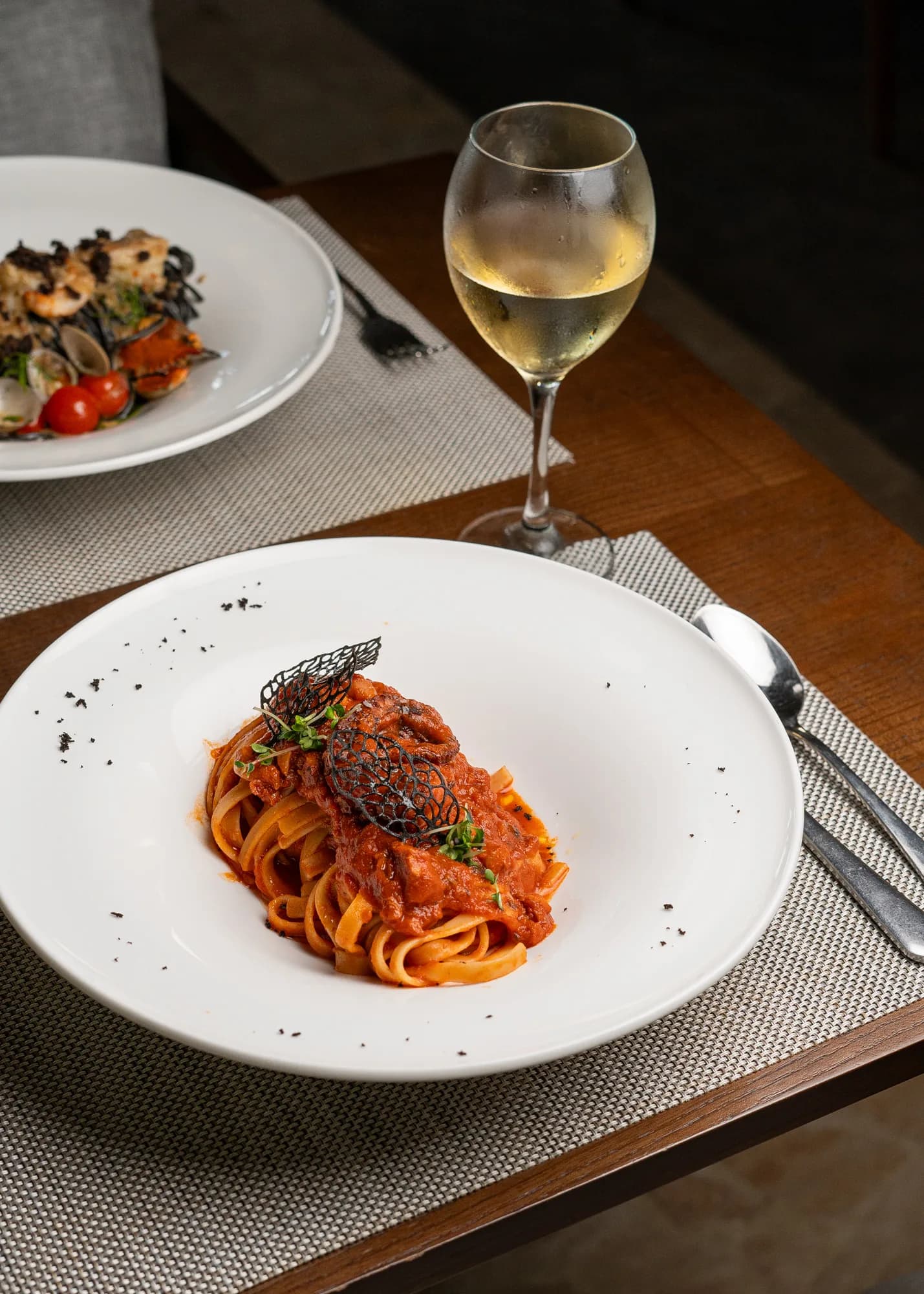 Fotografía gastronómica profesional — pasta con vino
